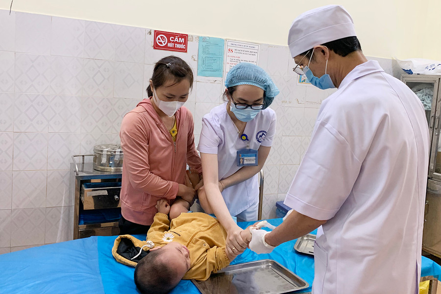 Y-bác sĩ Trung tâm Y tế TP. Pleiku thăm khám cho bệnh nhi bị đứt lìa 2 ngón tay do tai nạn thương tích đã được nối thành công. Ảnh: Như Nguyện Y-bác sĩ Trung tâm Y tế TP. Pleiku thăm khám cho bệnh nhi bị đứt lìa 2 ngón tay do tai nạn thương tích đã được nối thành công. Ảnh: Như Nguyện