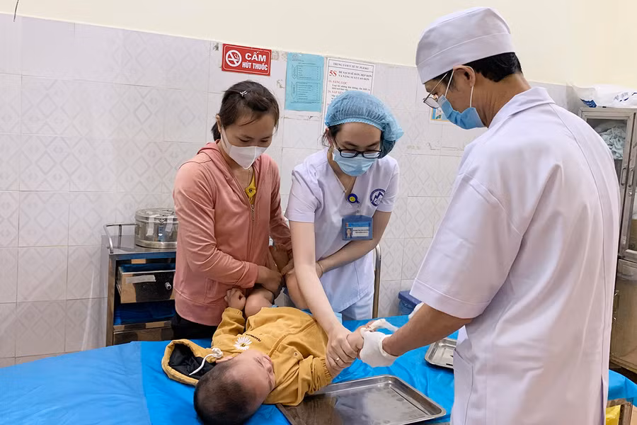  Y-bác sĩ Trung tâm Y tế TP. Pleiku thăm khám cho bệnh nhi bị đứt lìa 2 ngón tay do tai nạn thương tích đã được nối thành công. Ảnh: Như Nguyện