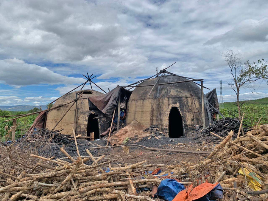 Một cơ sở đốt than ở xã Hòa Phú (huyện Chư Păh) đang trong quá trình tháo dỡ vì xây dựng trái phép trên đất nông nghiệp. Ảnh: Hồng Thương