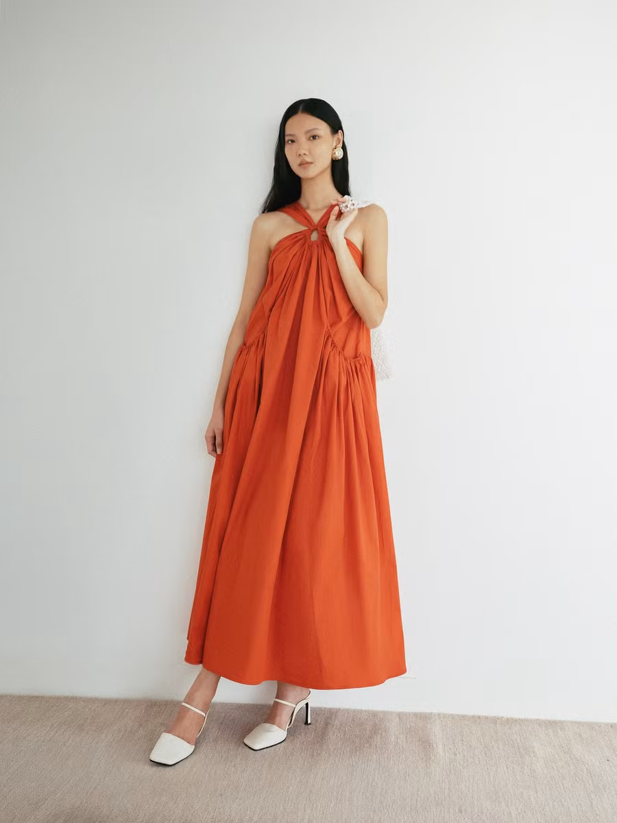 Đầm maxi của Subtle studio sử dụng cách gấp vải và may chồng để tạo nên bề mặt chất liệu mới lạ cho trang phục.