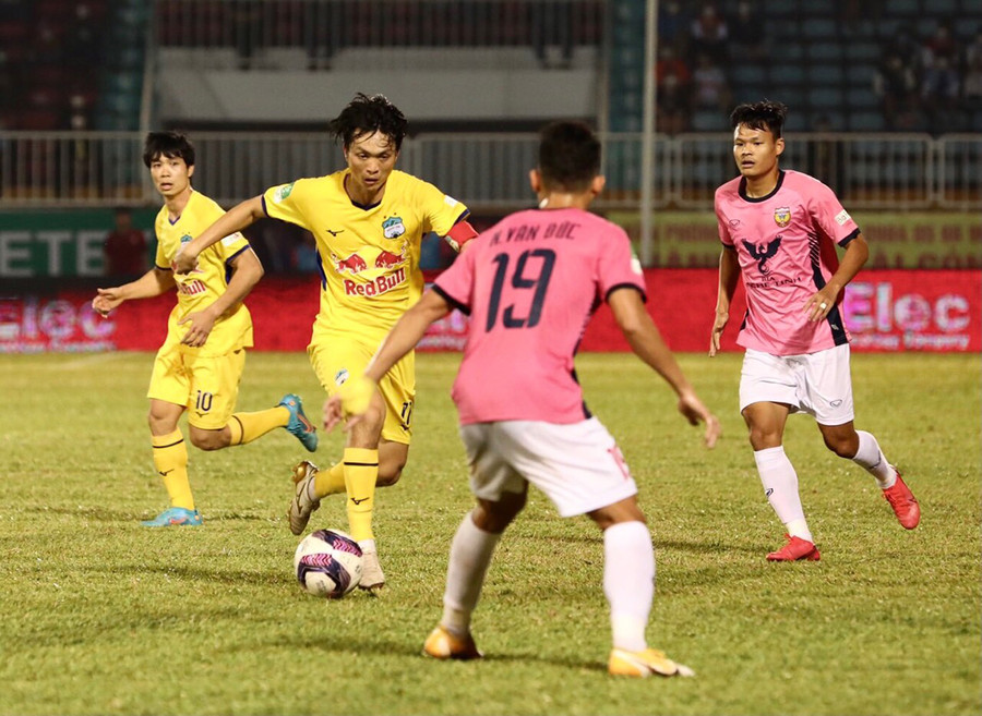 Trận đấu đã diễn ra khá quyệt liệt với sự nỗ lực của đôi bên. Ảnh: Văn Ngọc