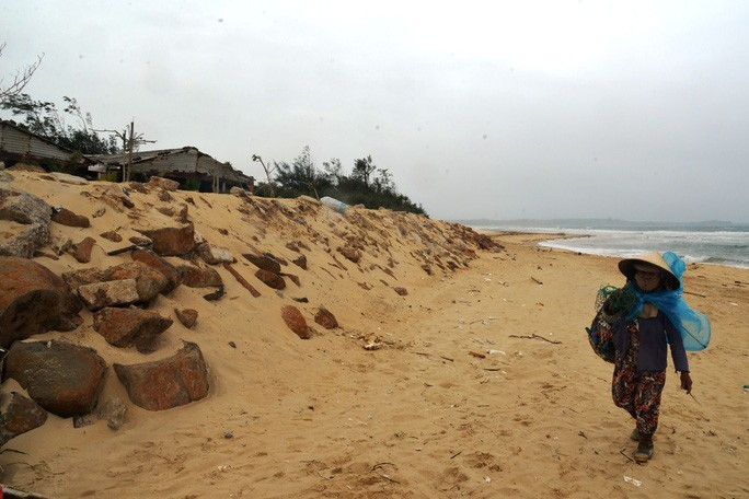 Địa điểm tổ chức lễ khởi công dự án của FLC ở Quảng Ngãi nay vẫn bãi biển hoang vắng. Ảnh: T.Trực Địa điểm tổ chức lễ khởi công dự án của FLC ở Quảng Ngãi nay vẫn bãi biển hoang vắng. Ảnh: T.Trực