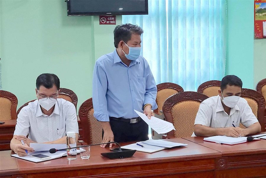 Hiệu trưởng Trường THCS Nguyễn Bỉnh Khiêm (thị trấn Phú Túc, huyện Krông Pa) Nguyễn Văn Hòa nêu thực trạng quản lý, sử dụng giáo viên tại trường. Ảnh Hà Phương