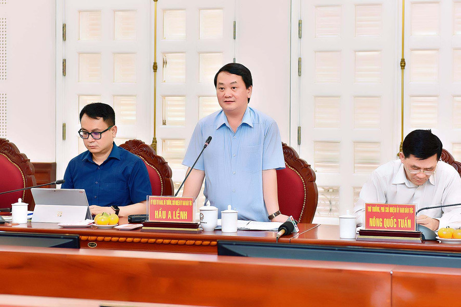 Bộ trưởng, Chủ nhiệm Ủy ban Dân tộc Hầu A Lềnh phát biểu tại buổi làm việc. Ảnh: Đức Thụy