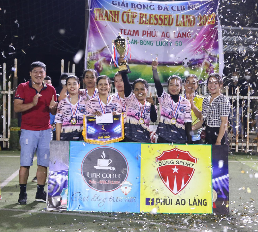 Các cầu thủ của đội bóng Đam Mê đã lên ngôi vô địch của giải. Ảnh: Văn Ngọc 