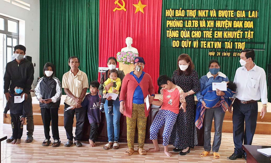 Hội Bảo trợ người khuyết tật và Bảo vệ quyền trẻ em tỉnh phối hợp với các địa phương trao quà cho người khuyết tật. Ảnh: Hà Phương