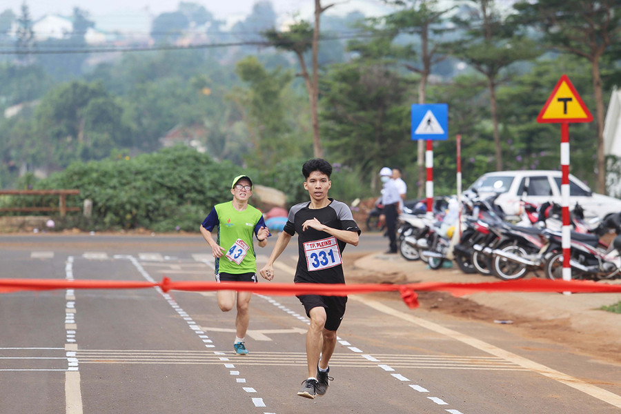Các vận động viên tranh tài ở môn điền kinh. Ảnh: Văn Ngọc Các vận động viên tranh tài ở môn điền kinh. Ảnh: Văn Ngọc