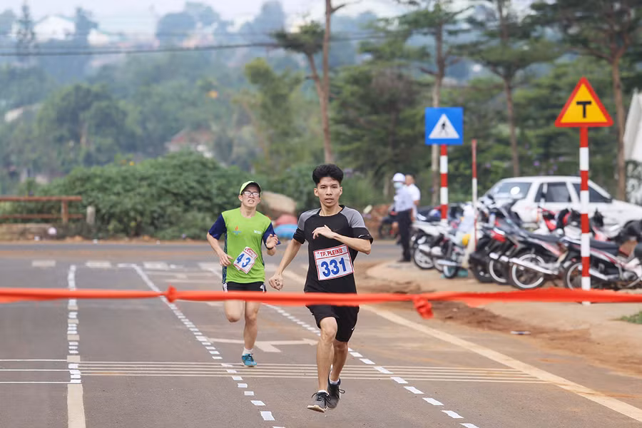 Các vận động viên tranh tài ở môn điền kinh. Ảnh: Văn Ngọc 