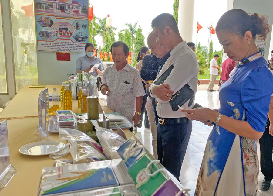 Các đại điểu, doanh nghiệp tham quan khu trưng bày các sản phẩm nông nghiệp đặc trưng của huyện Phú Thiện. Ảnh: Vũ Chi