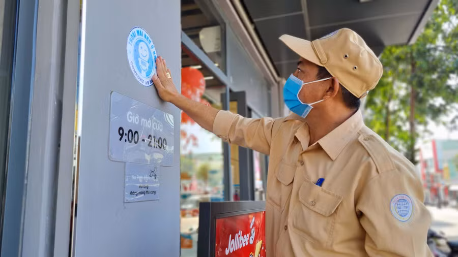 Đợt này, Phòng Văn hóa-thông tin thành phố đã phối hợp vận động và dán được hơn 300 logo tại các cơ sở, nhà hàng, hộ gia đình. Ảnh: Hồng Thương