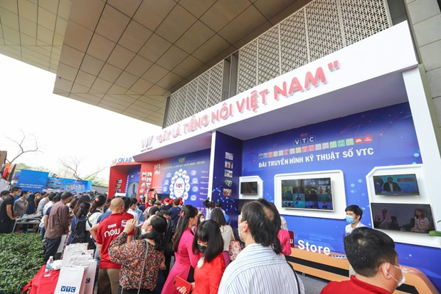 Khu vực trưng bày của Đài Tiếng nói Việt Nam rất đông khách tham quan. (Ảnh: Minh Sơn/Vietnam+) Khu vực trưng bày của Đài Tiếng nói Việt Nam rất đông khách tham quan. (Ảnh: Minh Sơn/Vietnam+)