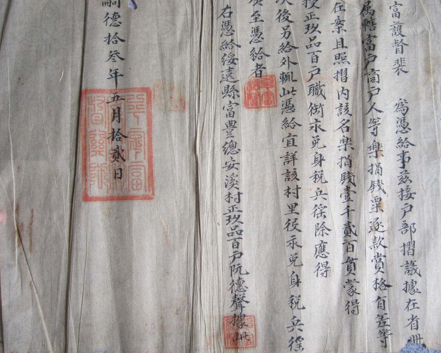 Một trong những sắc chỉ của nhà Nguyễn được gia đình ông Nguyễn Việt Quang lưu giữ. Ảnh: Ngọc Tấn