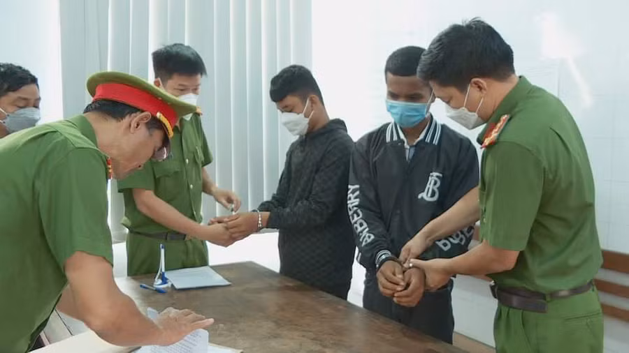 Hai nghi phạm Y Quân Niê và Rmah Alen bị bắt tạm giam (ảnh Công an cung cấp).