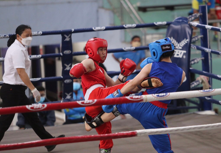 Võ sĩ Lê Thị Nhi (VĐV bên trái) đã được triệu tập vào đội tuyển Kickboxing quốc gia thi đấu ở SEAGames 31. Ảnh: Lê Văn Ngọc Võ sĩ Lê Thị Nhi (VĐV bên trái) đã được triệu tập vào đội tuyển Kickboxing quốc gia thi đấu ở SEAGames 31. Ảnh: Văn Ngọc