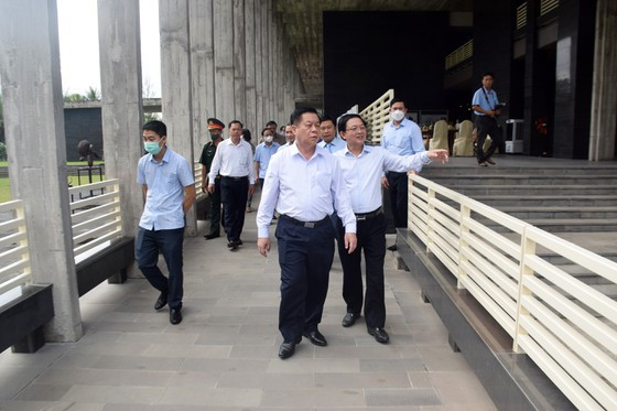 Trước đó, Trưởng Ban Tuyên giáo Trung ương đến thăm quan tại Trung tâm khoa học, giáo dục liên ngành Quy Hòa (ICISE) tại Khu đô thị khoa học Quy Hòa