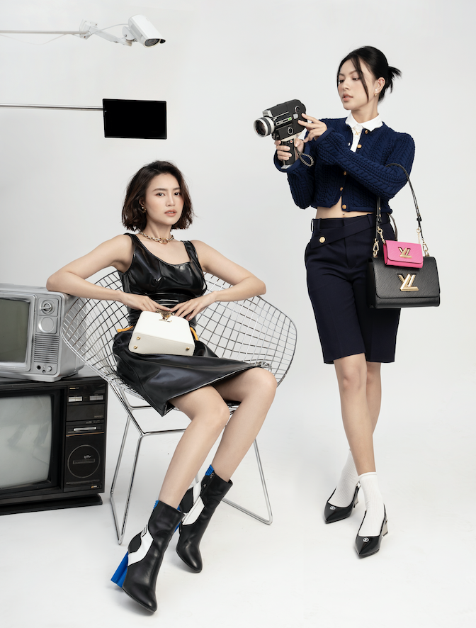 Tú Hảo gây bất ngờ khi hé lộ bộ ảnh đọ dáng cùng đàn chị Lan Ngọc. Cả hai gây ấn tượng với nhan sắc rạng rỡ cùng phong cách thời trang sành điệu. Được biết, loạt ảnh do Quán quân The Face 2017 lên ý tưởng. Ảnh: Vương Huy JUNO