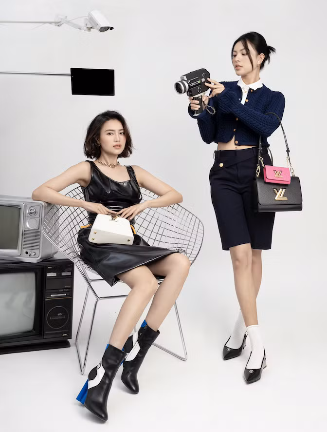 Tú Hảo gây bất ngờ khi hé lộ bộ ảnh đọ dáng cùng đàn chị Lan Ngọc. Cả hai gây ấn tượng với nhan sắc rạng rỡ cùng phong cách thời trang sành điệu. Được biết, loạt ảnh do Quán quân The Face 2017 lên ý tưởng. Ảnh: Vương Huy JUNO