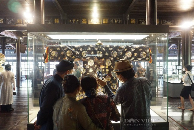 2 cổ vật được trưng bày phục vụ người dân và du khách tham quan miễn phí trong vòng 1 tháng tại Bảo tàng Cổ vật Cung đình Huế. 2 cổ vật được trưng bày phục vụ người dân và du khách tham quan miễn phí trong vòng 1 tháng tại Bảo tàng Cổ vật Cung đình Huế.