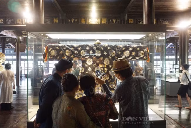 2 cổ vật được trưng bày phục vụ người dân và du khách tham quan miễn phí trong vòng 1 tháng tại Bảo tàng Cổ vật Cung đình Huế.