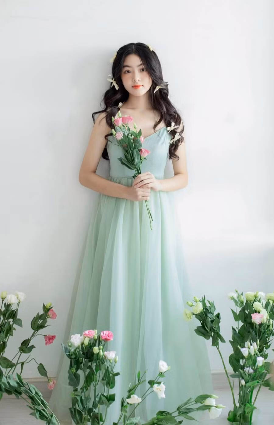 Diễn viên Giao thời từng chia sẻ thời điểm dịch bệnh, việc xông pha giúp người khiến anh không được ở bên cạnh hai cô công chúa nhỏ. “Biết đâu sau này con tôi cũng sẽ tự hào vì những điều ba của bé đã làm. Đó chính là niềm vui mà tôi nghĩ nó sẽ xóa đi những lỗi lầm của mình đối với gia đình trong mùa dịch