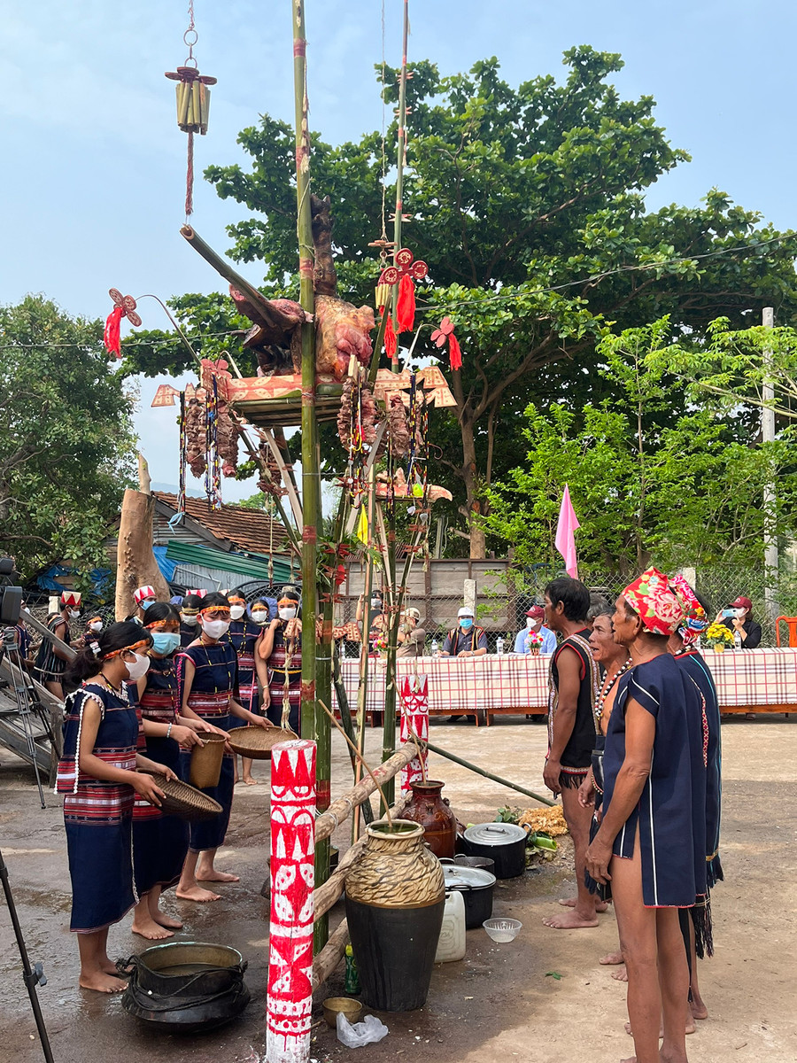 Thầy cúng thực hiện các nghi thức và đọc lời khấn để cầu cho cuộc sống ấm no. Ảnh: Hồng Thắm