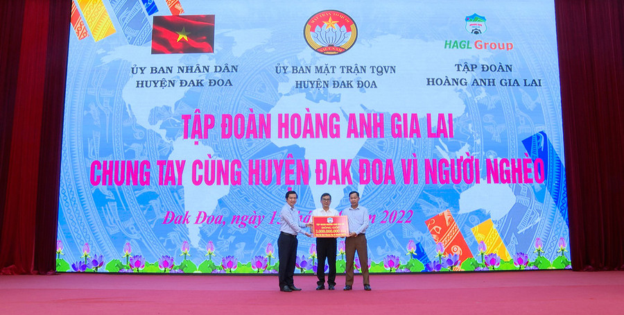 Ông Đinh Ơn-Chủ tịch Ủy ban MTTQ Việt Nam huyện Đak Đoa (bên phải) tiếp nhận bảng trao tặng 3 tỷ đồng của Tập đoàn Hoàng Anh Gia Lai ủng hộ Quỹ Vì người nghèo huyện. Ảnh: Ngọc Anh