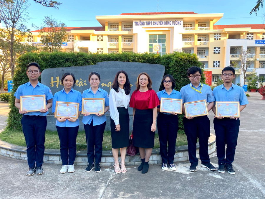 Cô Đào Nguyễn Tiểu Quyên (áo trắng) chụp ảnh cùng em Dương Tiến Hải (bìa trái) và các thành viên trong đội tuyển học sinh giỏi môn Tiếng Anh. Ảnh: Mộc Trà Cô Đào Nguyễn Tiểu Quyên (áo trắng) chụp ảnh cùng em Dương Tiến Hải (bìa trái) và các thành viên trong đội tuyển học sinh giỏi môn Tiếng Anh. Ảnh: Mộc Trà.