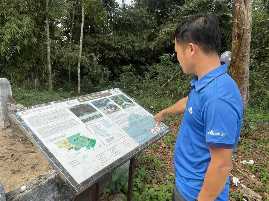 Khách du lịch tìm hiểu thông tin về miếu Thần Đá. Ảnh Phan Tuấn Khách du lịch tìm hiểu thông tin về miếu Thần Đá. Ảnh Phan Tuấn