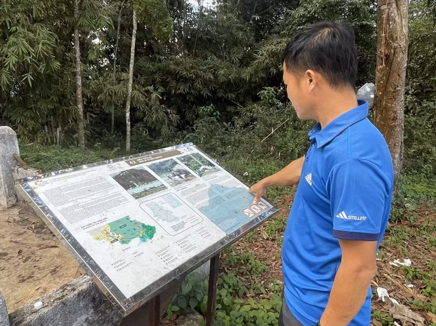  Khách du lịch tìm hiểu thông tin về miếu Thần Đá. Ảnh Phan Tuấn