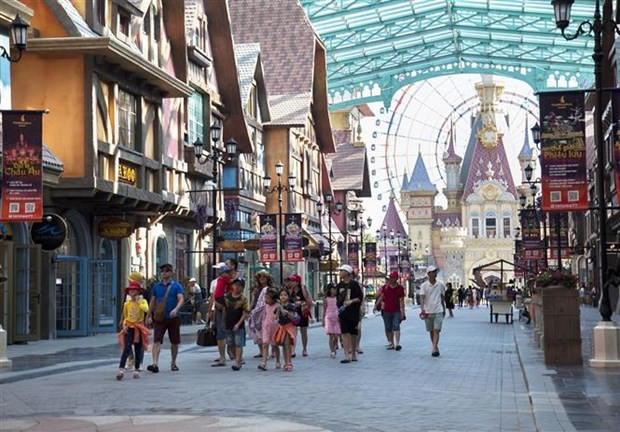 Du khách dạo chơi ngắm các kiến trúc châu Âu thời Trung cổ tại Phú Quốc (Kiên Giang). Ảnh: TTXVN