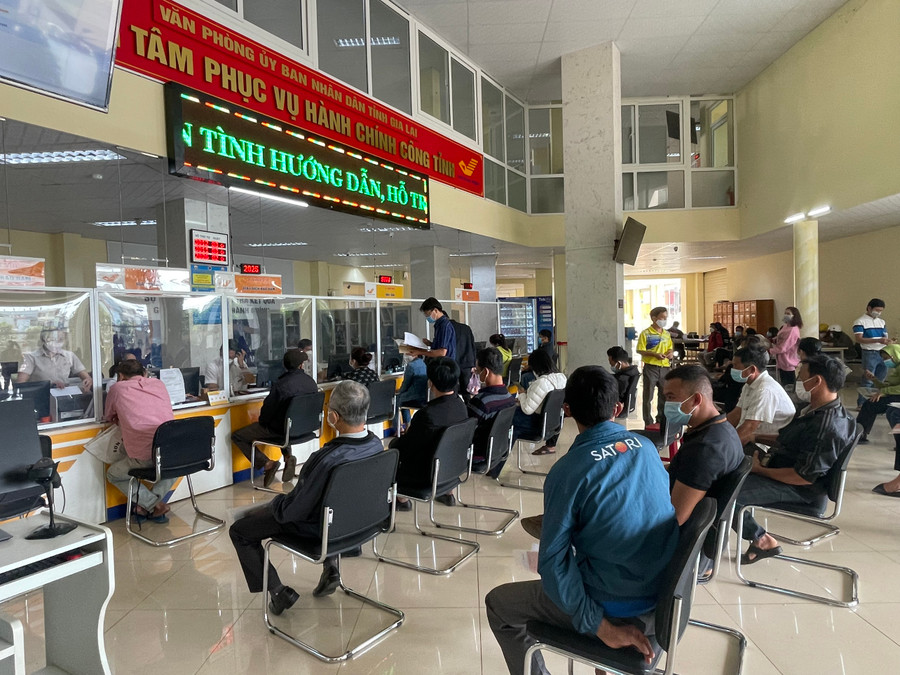 Người dân đến nộp hồ sơ thủ tục hành chính tại Trung tâm Phục vụ hành chính công tỉnh. Ảnh Phương Vi