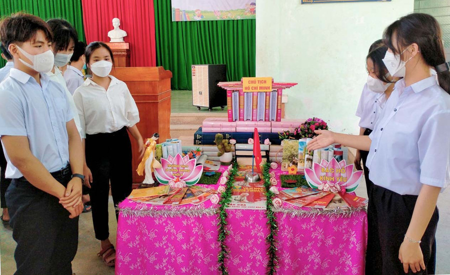 Học sinh nghe thuyết trình mô hình trưng bày sách. Ảnh: Hồng Hạnh