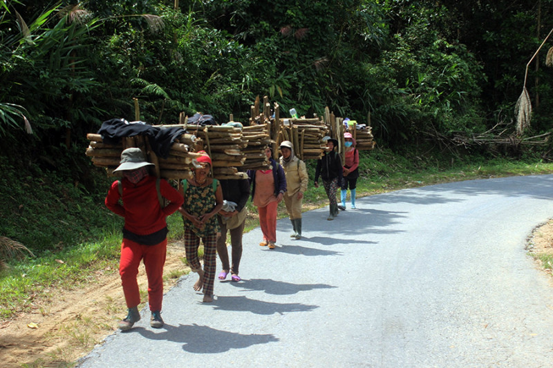 Người dân địa phương lo lắng với việc liên tục xảy ra động đất Người dân địa phương lo lắng với việc liên tục xảy ra động đất