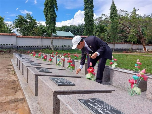 Bí thư Tỉnh ủy Kon Tum Dương Văn Trang thắp hương tưởng niệm các anh hùng liệt sỹ tại Nghĩa trang Liệt sỹ huyện Đăk Tô. Ảnh: Khoa Chương/TTXVN