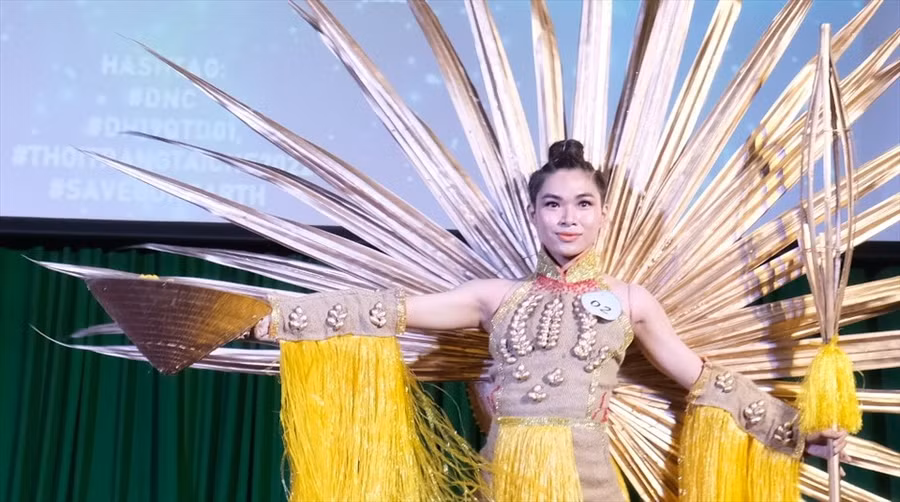 Một vài trang phục được thiết kế từ giấy báo, giấy công nghiệp đã qua sử dụng. Đây là loại chất liệu khá phổ biến trong ngành thiết kế thời trang, đặc biệt là thời trang tái chế. Song, xử lí chất thải từ giấy đối với thời trang nói riêng và môi trường nói chung vẫn còn là vấn đề nan giải. 