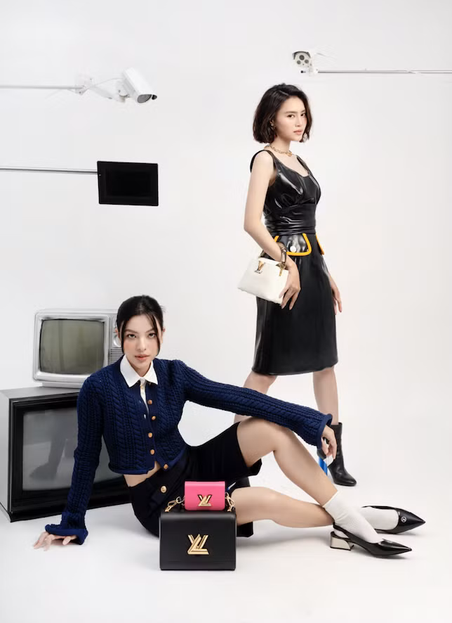 Người mẫu sinh năm 1996 lựa chọn trang phục mang phong cách cổ điển cùng nhiều phụ kiện tối giản. Về phía Lan Ngọc, cô hóa thân thành quý cô hiện đại với váy da bó sát, tôn dáng cân đối. Ảnh: Vương Huy JUNO