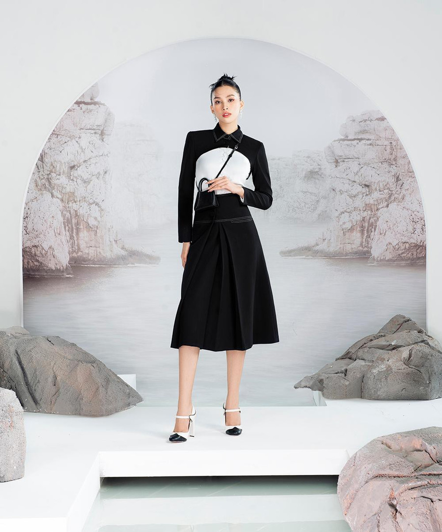  Không diện váy áo sexy, lộng lẫy, Hoa hậu Việt Nam 2018 khoe nhan sắc thanh lịch, yêu kiều với hai gam màu trắng - đen kinh điển.