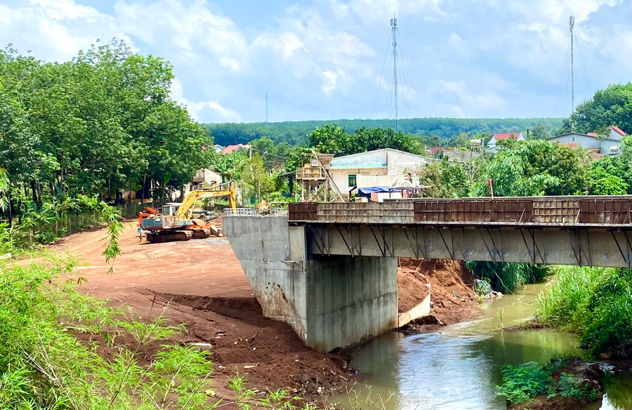 Dự án đường Phan Bội Châu (thị trấn Chư Prông) đang đẩy nhanh tiến độ thi công. Ảnh: Hà Duy