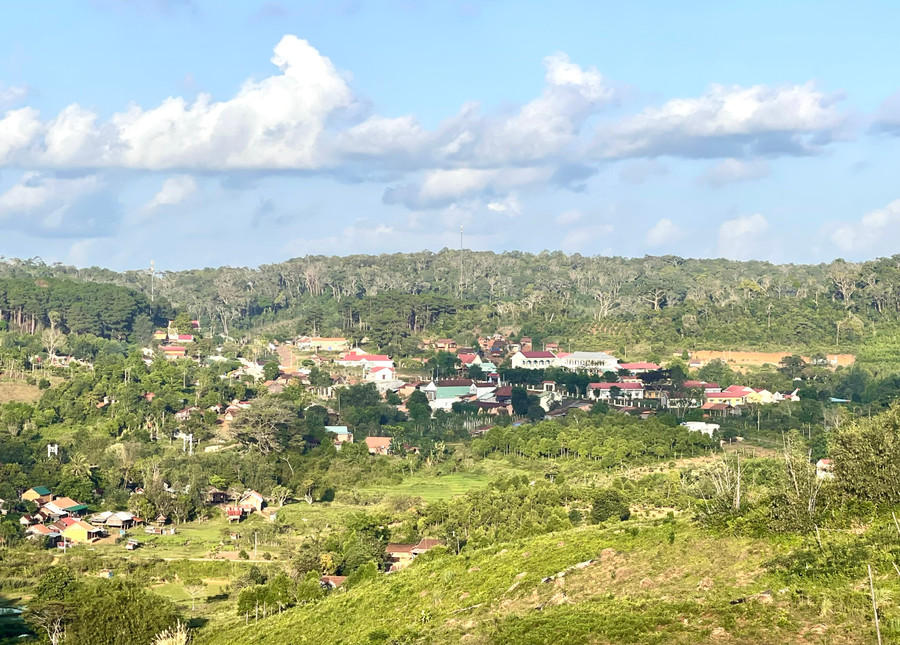 Nhờ chương trình xây dựng nông thôn mới, cơ sở hạ tầng xã Đak Rong được đầu tư đồng bộ, đời sống vật chất, tinh thần của người dân từng bước được nâng lên (1).jpg