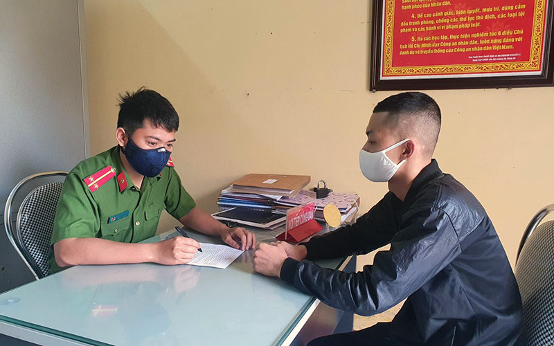  Công an huyện Gia Lộc (Hải Dương) làm việc với đối tượng có hành vi tung tin giả, sai sự thật trên mạng xã hội Facebook.