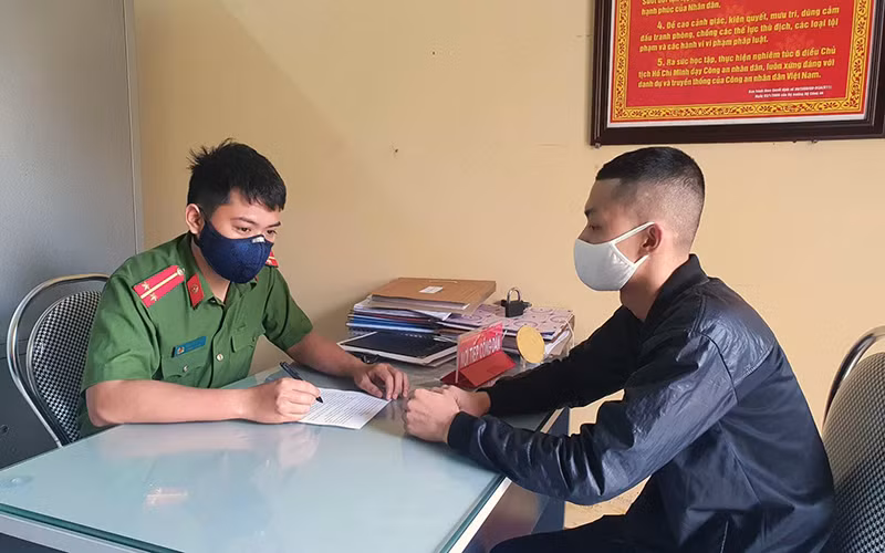  Công an huyện Gia Lộc (Hải Dương) làm việc với đối tượng có hành vi tung tin giả, sai sự thật trên mạng xã hội Facebook.