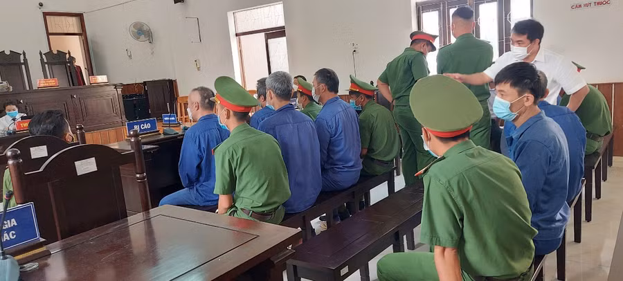 Nhóm bị cáo (áo xanh) người Trung Quốc bị đưa ra xét xử vì tổ chức sản xuất trái phép chất ma túy. Ảnh: Đức Nhật
