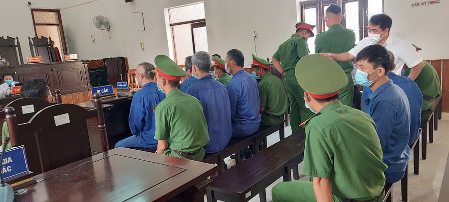 Nhóm bị cáo (áo xanh) người Trung Quốc bị đưa ra xét xử vì tổ chức sản xuất trái phép chất ma túy. Ảnh: Đức Nhật Nhóm bị cáo (áo xanh) người Trung Quốc bị đưa ra xét xử vì tổ chức sản xuất trái phép chất ma túy. Ảnh: Đức Nhật