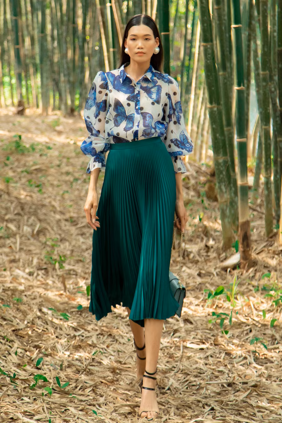 Những cánh bướm màu xanh thiên thanh mang đến cảm giác dịu mát, như làn gió thổi bay sự oi ả vạt nắng mùa hè.