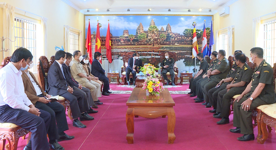 Quang cảnh buổi đến thăm, chúc Tết của đoàn công tác tỉnh Gia Lai tại Quân khu I, Quân đội Hoàng gia Campuchia. Ảnh: Đoàn Bình Quang cảnh buổi đến thăm, chúc Tết của Chủ tịch UBND tỉnh Võ Ngọc Thành tại Quân khu I ( Quân đội Hoàng gia Campuchia). Ảnh: Đoàn Bình