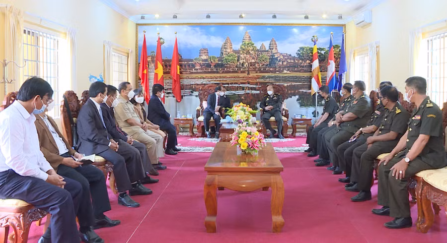 Quang cảnh buổi đến thăm, chúc Tết của Chủ tịch UBND tỉnh Võ Ngọc Thành tại Quân khu I ( Quân đội Hoàng gia Campuchia). Ảnh: Đoàn Bình