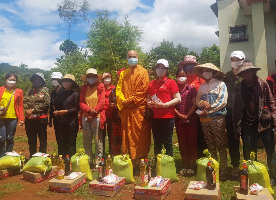 Đoàn công tác tặng quà cho người dân tộc thiểu số nghèo, khó khăn của xã Ia Khươl (huyện Chư Păh). Ảnh: Hồng Ngọc Tặng quà cho đồng bào dân tộc thiểu số nghèo, khó khăn xã Ia Khươl, huyện Chư Păh. Ảnh: Hồng Ngọc
