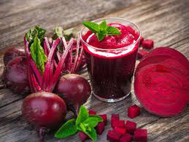 Nước ép củ dền (tên tiếng Anh beetroot juice) được nhiều chuyên gia dinh dưỡng cho rằng một thức uống tốt cho lá gan khỏe mạnh. Ảnh: Shutterstock Nước ép củ dền (tên tiếng Anh beetroot juice) được nhiều chuyên gia dinh dưỡng cho rằng một thức uống tốt cho lá gan khỏe mạnh. Ảnh: Shutterstock