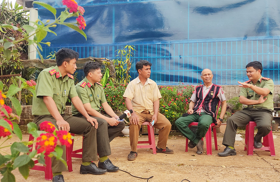 Cán bộ Công an huyện Ia Grai và Phòng An ninh đối nội (Công an tỉnh) động viên ông Puih Naih (ngồi giữa; làng Breng 2, Ia Ia Dêr) xóa bỏ mặc cảm lầm lỗi, chăm lo làm ăn. Ảnh: Nguyễn Hữu  Cán bộ Công an huyện Ia Grai và Phòng An ninh đối nội (Công an tỉnh) động viên ông Puih Naih (ngồi giữa; làng Breng 2, Ia Ia Dêr) xóa bỏ mặc cảm lầm lỗi, chăm lo làm ăn. Ảnh: Nguyễn Hữu