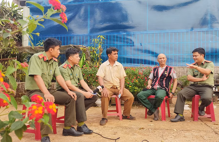  Cán bộ Công an huyện Ia Grai và Phòng An ninh đối nội (Công an tỉnh) động viên ông Puih Naih (ngồi giữa; làng Breng 2, Ia Ia Dêr) xóa bỏ mặc cảm lầm lỗi, chăm lo làm ăn. Ảnh: Nguyễn Hữu